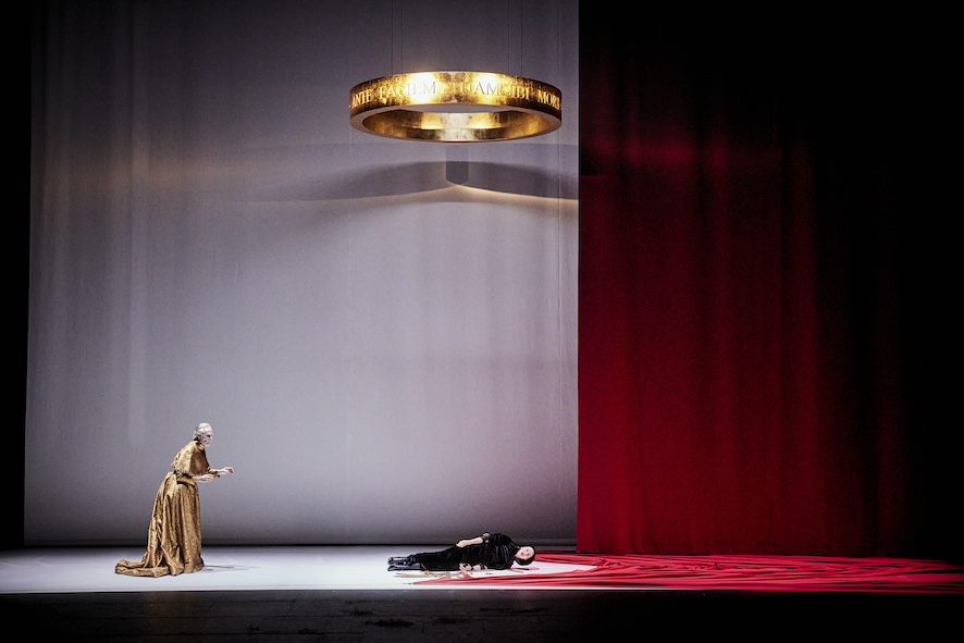 Alain Lenglet et Suliane Brahim dans Macbeth, Salle Richelieu © Christophe Raynaud de Lage, coll. Comédie-Française