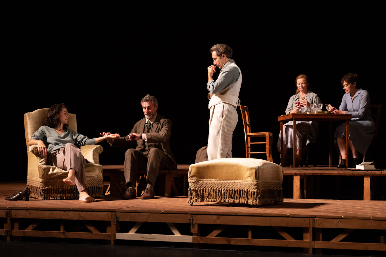clement-hervieu-leger-monte-un-mois-a-la-campagne-divan-tourgueniev-au-theatre-des-celestins-scaled