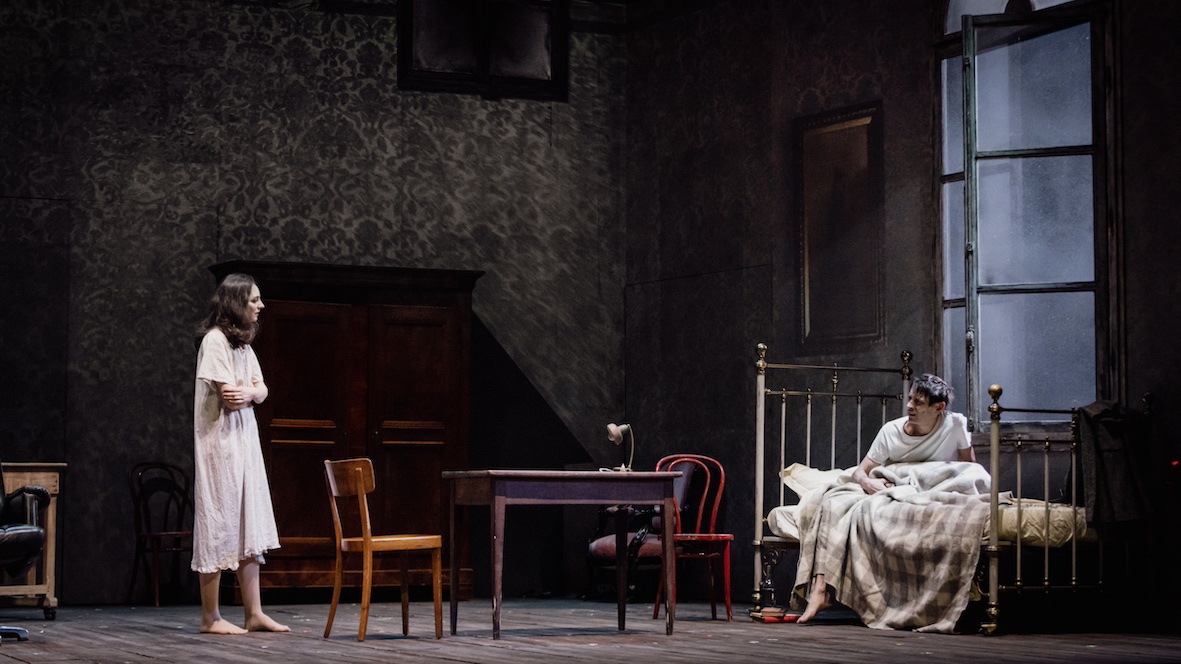krystian-lupa-cree-les-emigrants-au-theatre-de-lodeon-scaled-1