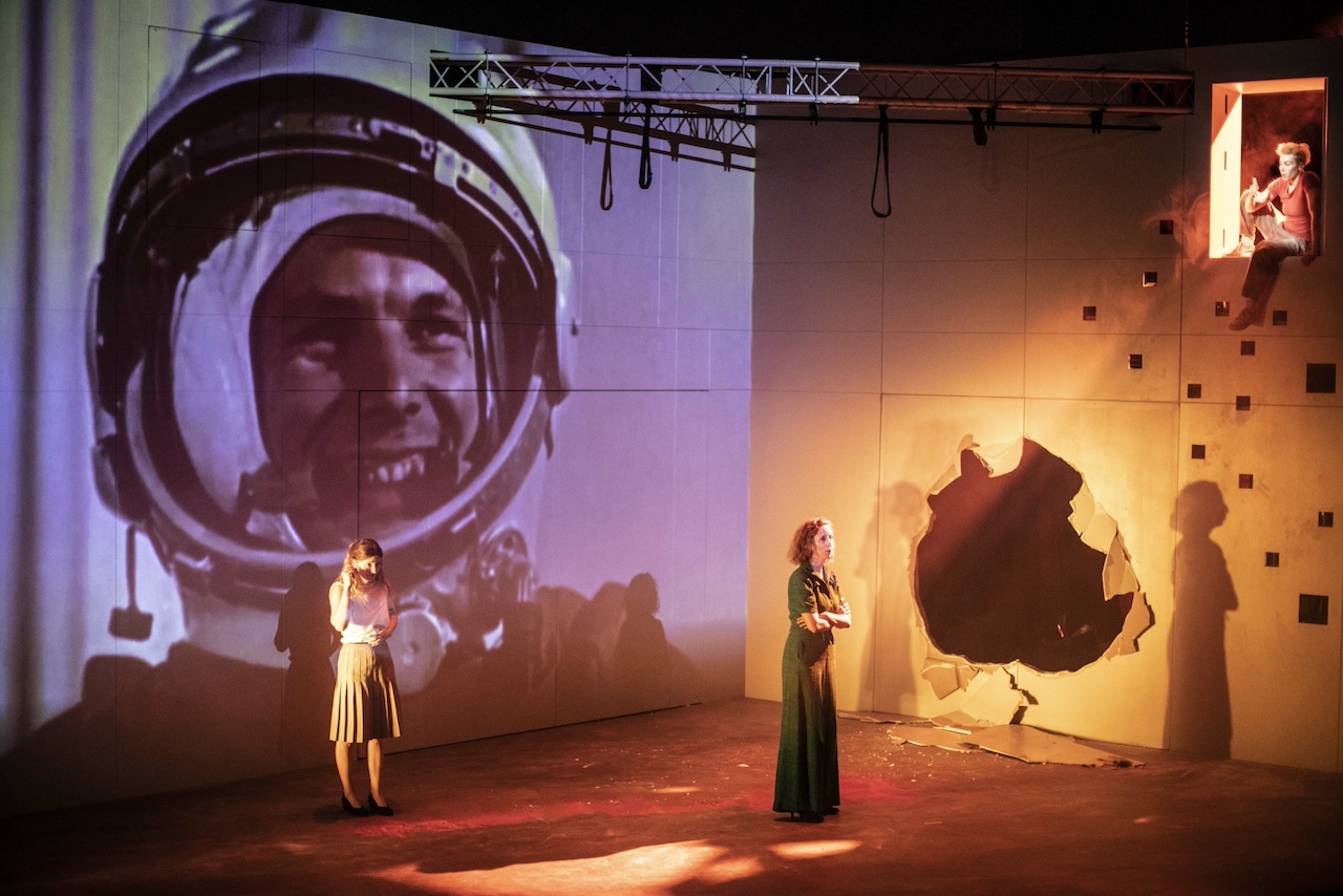 maelle-poesy-cree-cosmos-au-theatre-dijon-bourgogne-scaled
